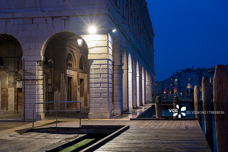 威尼斯大运河夜景：无人漫步宫殿图片素材