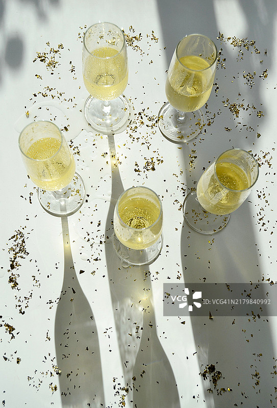 桌子上的香槟杯图片素材