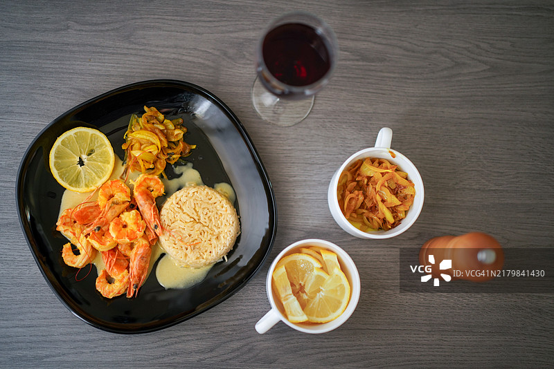 海鲜优雅：虾、米饭与葡萄酒搭配图片素材