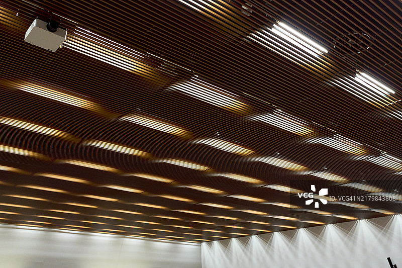 礼堂或活动场所内带有吊灯的木制天花板的低角度视图图片素材