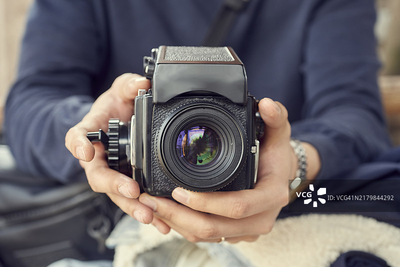 手持复古相机图片素材