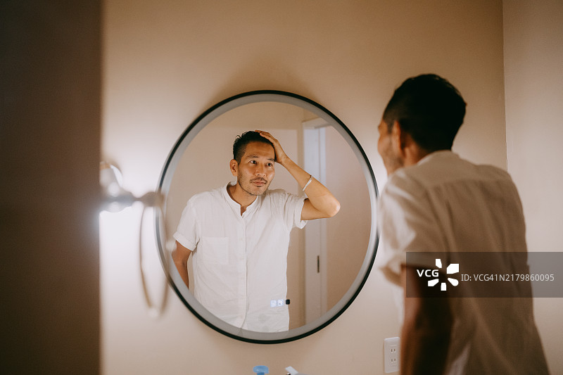 担心自己头发的男人图片素材