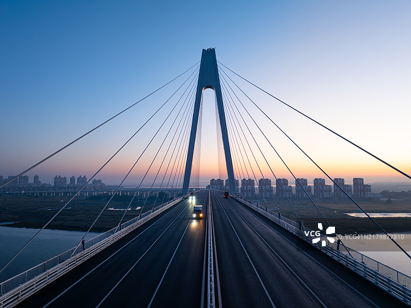 日出时分的河上桥梁图片素材