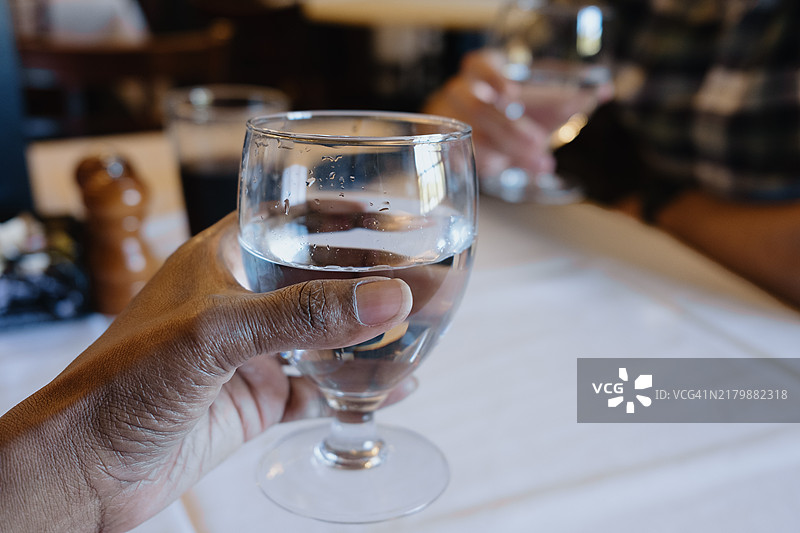 女人在餐厅享用一杯水图片素材