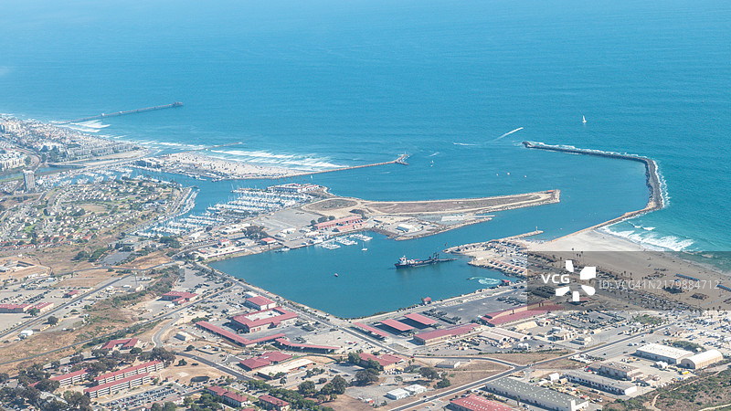 加利福尼亚州海滨港口及周边地区，毗邻彭德尔顿军营图片素材