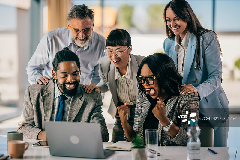 商务团队举手庆祝成功图片素材