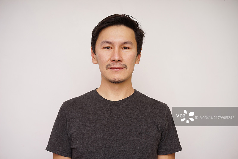 穿着简单深色T恤的年轻人休闲肖像图片素材
