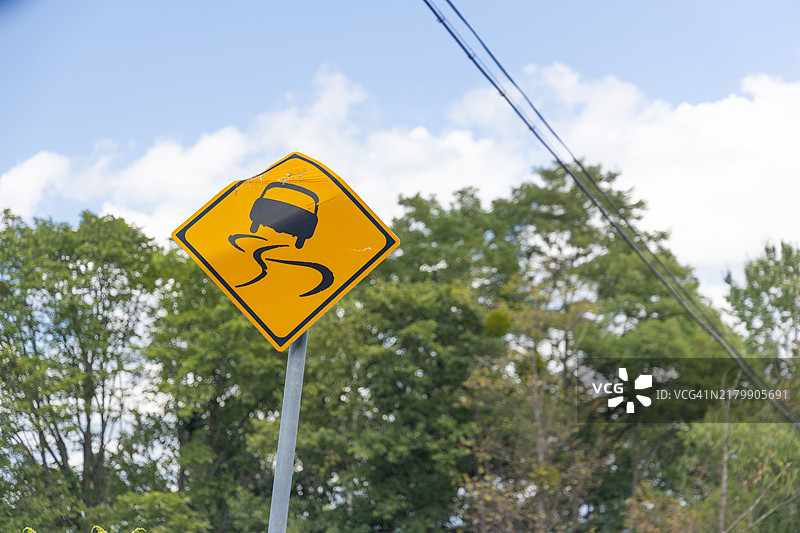 湿滑路面警告标志。图片素材