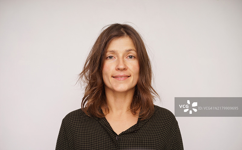 穿着休闲服的自信女性肖像图片素材