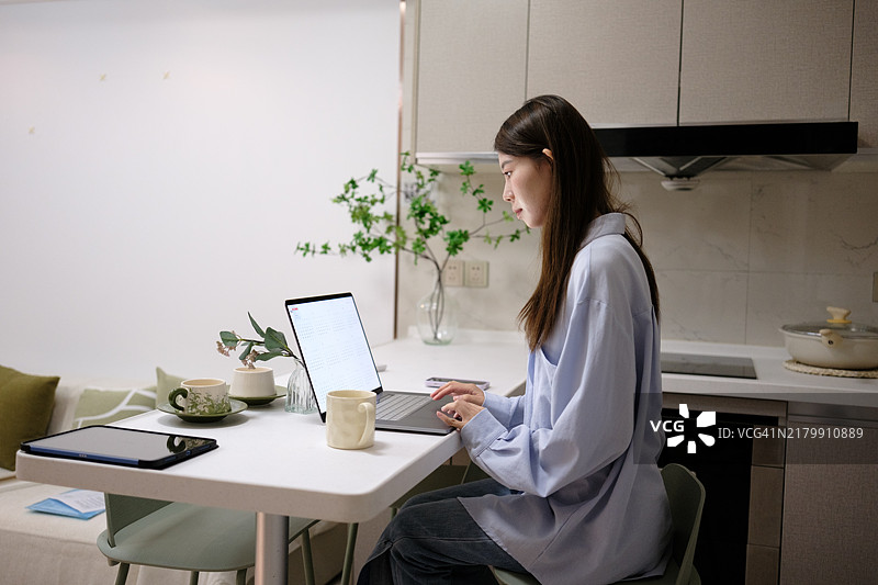 年轻女性在家工作图片素材