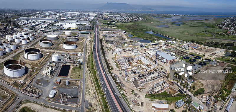 炼油厂旁边的水处理厂全景图片素材