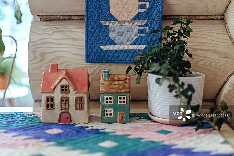 迷你陶瓷房屋和植物与绗缝咖啡杯艺术品图片素材