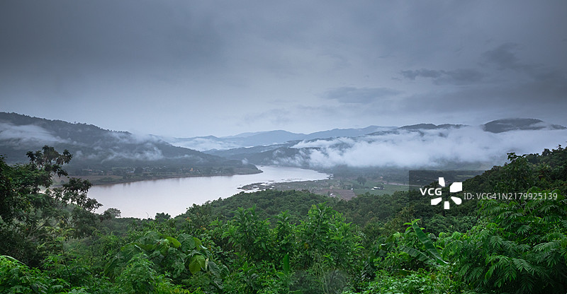 清晨雾中的河流与山脉图片素材