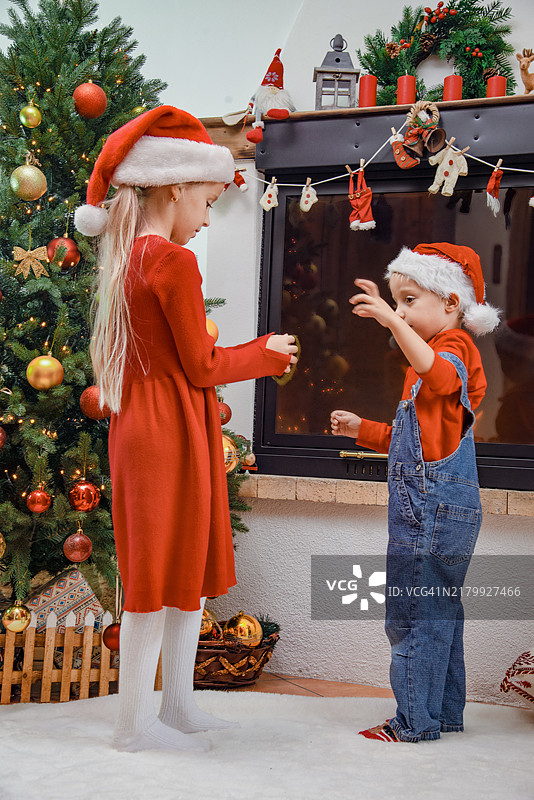 孩子们在壁炉旁准备圣诞节图片素材