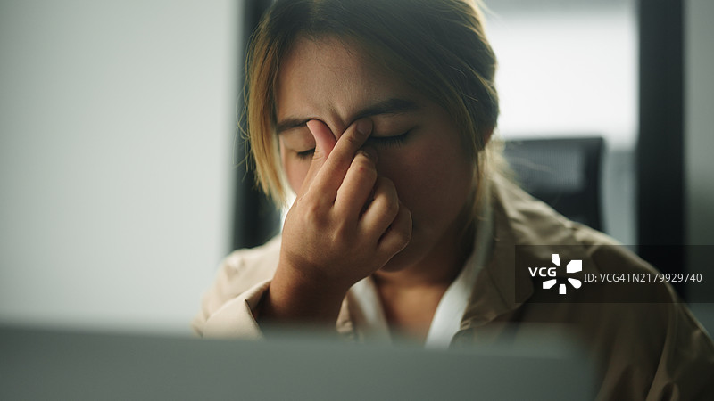 工作中头痛的女商人图片素材