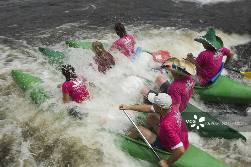 在伏尔塔瓦河上划船图片素材