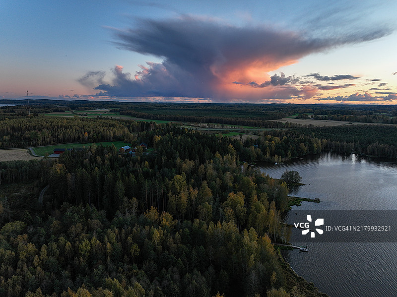 芬兰湖泊自然风光，森林荒野秋日落日图片素材