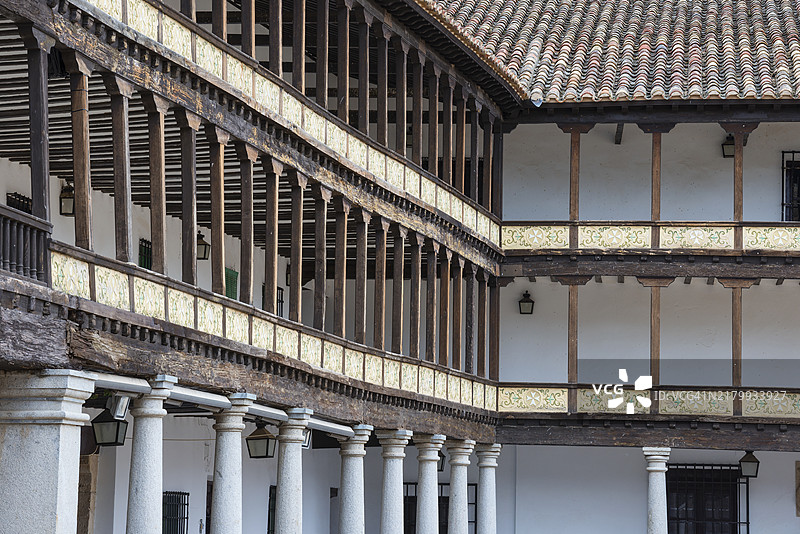 卡斯蒂利亚-拉曼查滕布莱克马约尔广场的凉廊图片素材