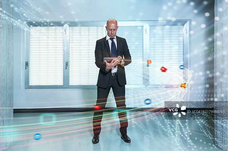 商人使用数码平板工作图片素材