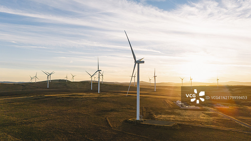 苏格兰乡村日落时分的风力发电场航拍／鸟瞰图图片素材