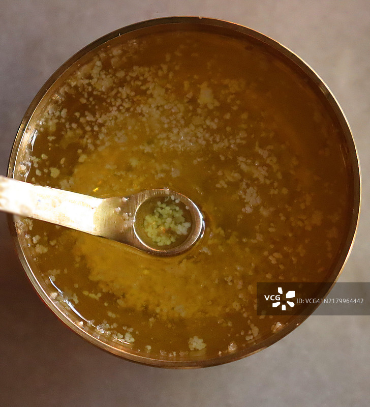 黄铜勺/碗中的自制有机纯酥油特写图片素材