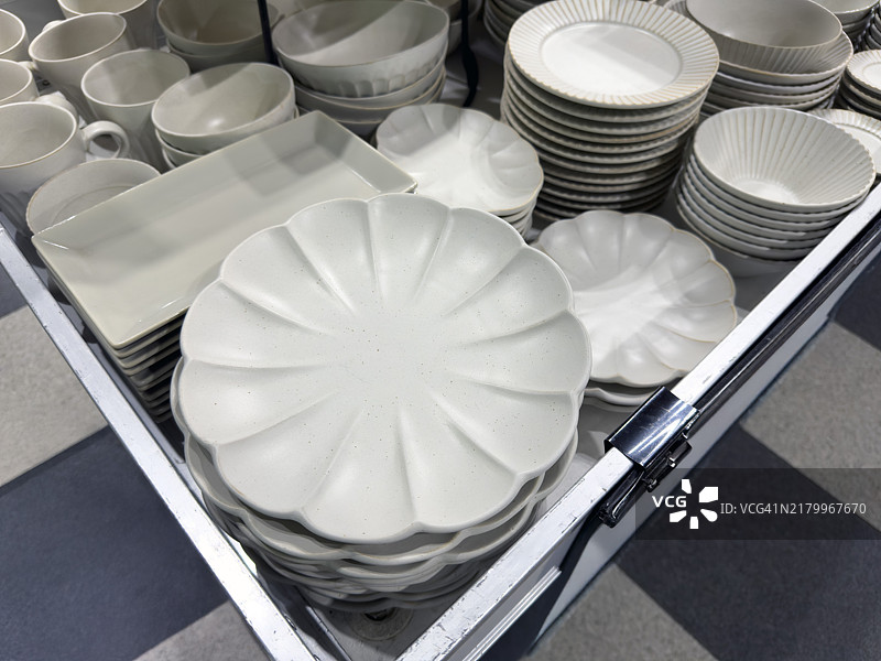 美浓烧陶器展示：优雅的日本餐具图片素材