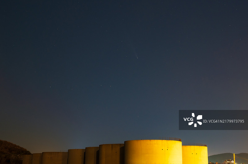 C/2023 A3 (紫金山-阿特拉斯) 彗星划过大连夜空图片素材