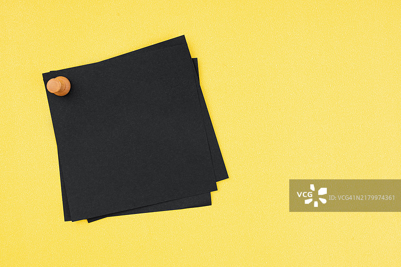 黄色背景上的黑色便签纸，用于添加文本或消息图片素材