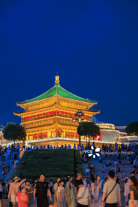 游客在中国西安的钟鼓楼广场俯瞰钟楼图片素材