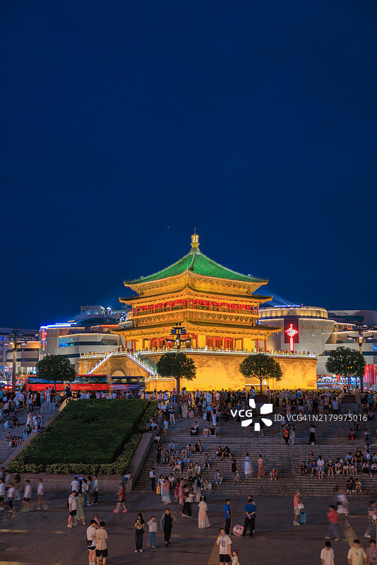 游客在中国西安的钟鼓楼广场俯瞰钟楼图片素材