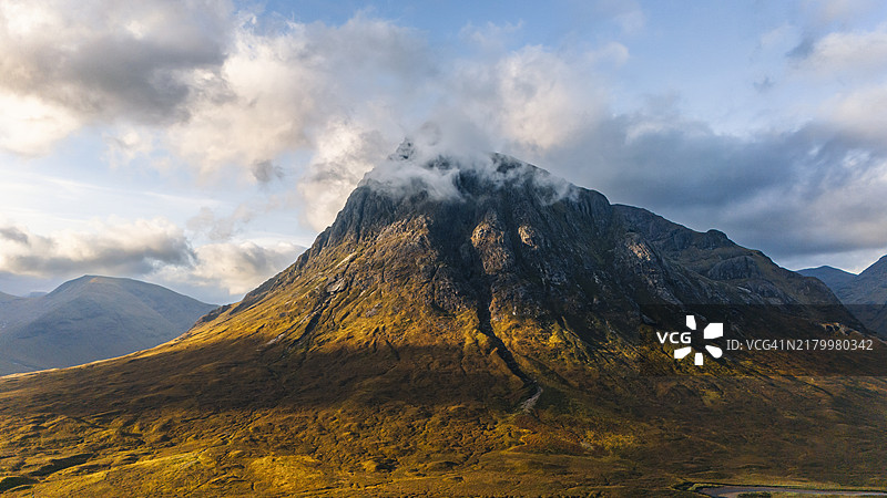 苏格兰高地格伦科谷斯托布迪格的秋季无人机航拍景观，山顶云雾缭绕图片素材