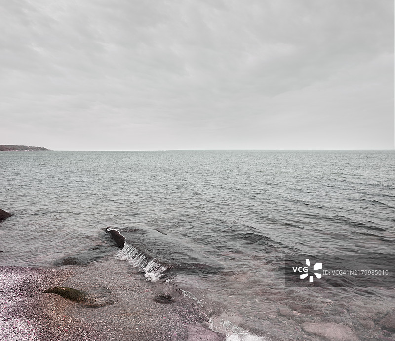 安大略湖岸边的水下岩石图片素材