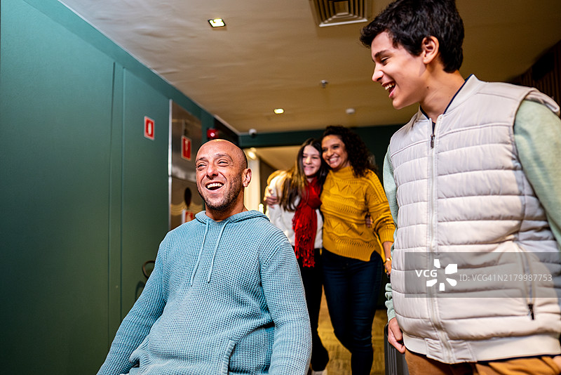 一家人在酒店里交谈和散步图片素材