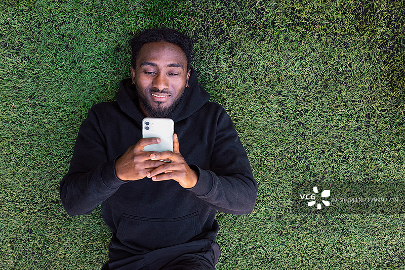 躺在草地上的男人肖像图片素材