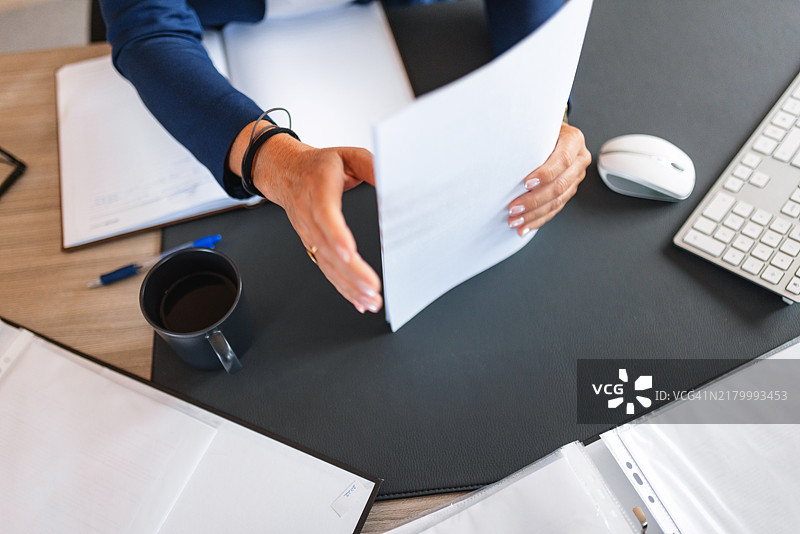 办公室环境中专业的手递交文件图片素材