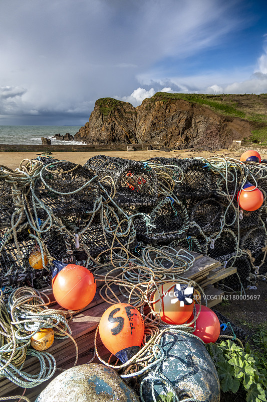 德文郡南汉姆斯的霍普科夫海边村庄里的龙虾笼图片素材