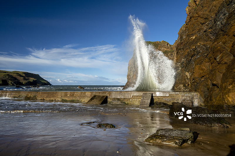 南汉普郡德文郡霍普湾村的海浪拍打着防波堤图片素材