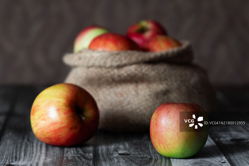 桌子上的苹果特写图片素材