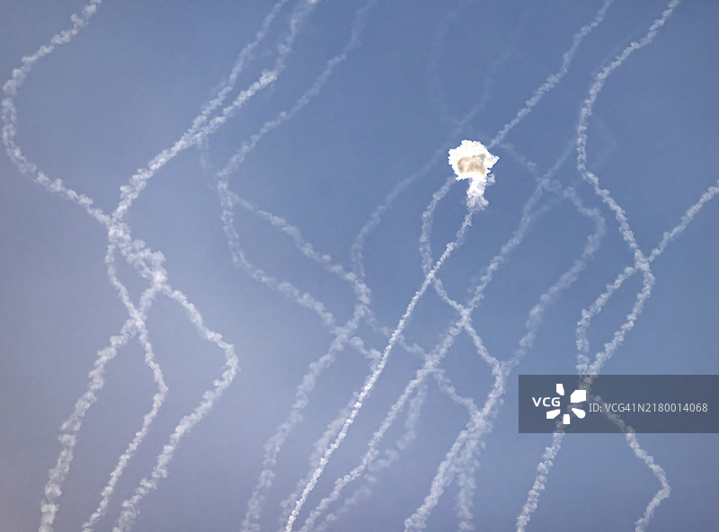 低角度视图的空中表演与天空背景图片素材