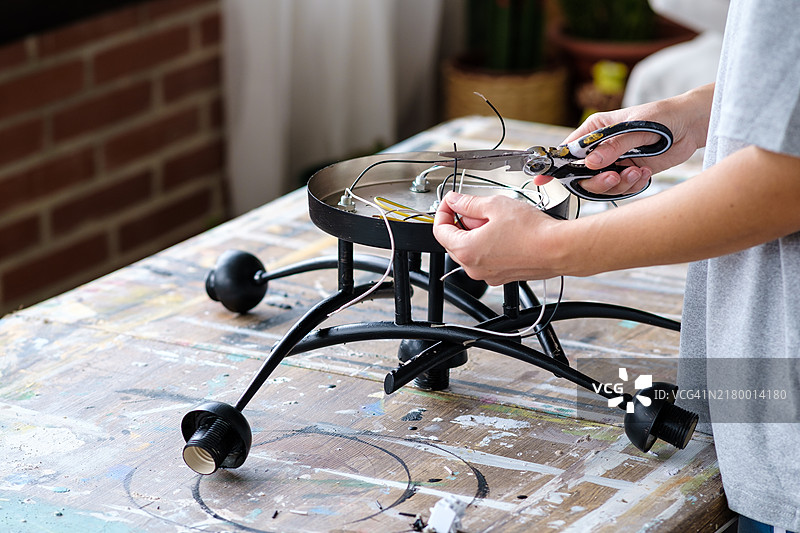 女人正在安装新的灯泡图片素材