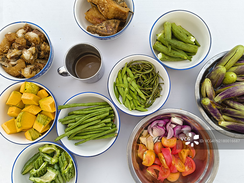 白色背景上的食物俯视图，菲律宾科迪勒拉行政区的巴基奥图片素材