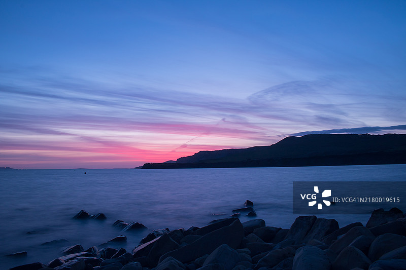 粉色的天空和多云的海洋，基默里奇湾，韦尔汉姆，英国图片素材