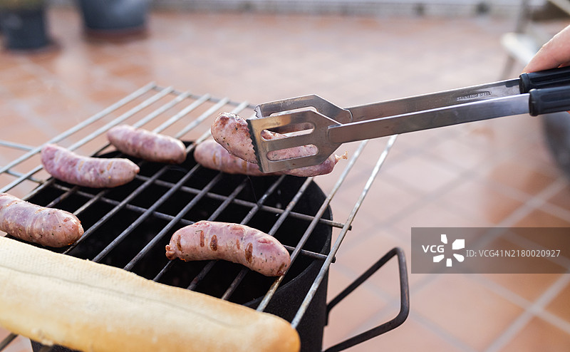 横幅网页广告，烧烤夹在烤架上烹饪香肠图片素材