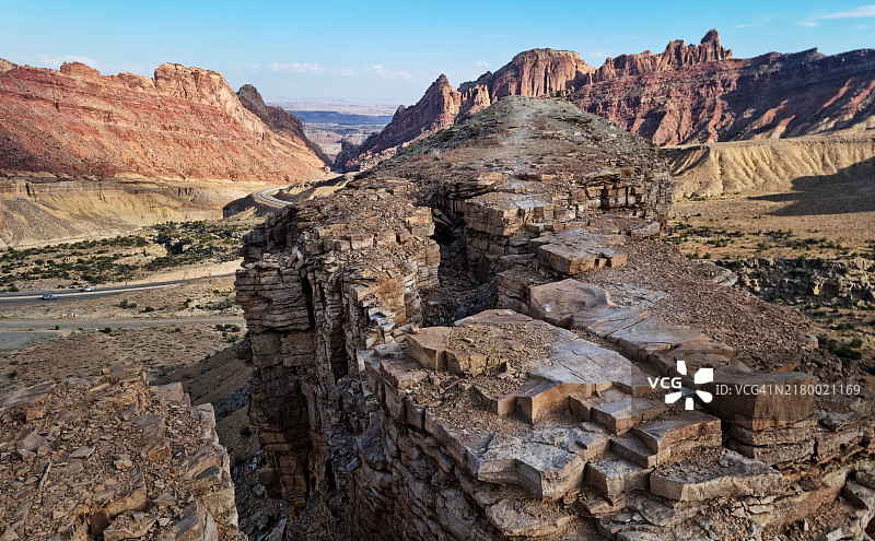 犹他州70号州际公路沿线斯波蒂德沃尔夫峡谷休息区的圣拉斐尔礁景色图片素材