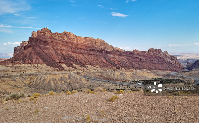 犹他州70号州际公路沿线斯波蒂德沃尔夫峡谷休息区的圣拉斐尔礁景色图片素材