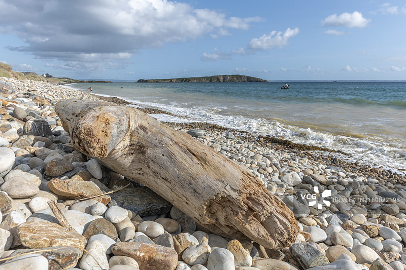 大西洋沿岸的卵石滩，位于法国布列塔尼菲尼斯泰尔克罗宗卡马雷图片素材