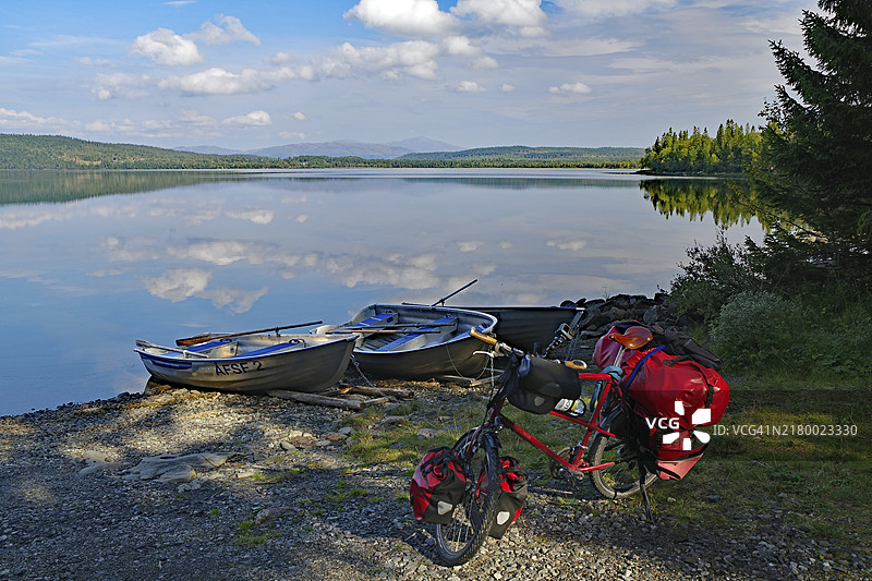 瑞典耶姆特兰斯图尔利恩维肯的湖泊与停靠的船只图片素材