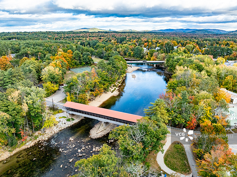 美国新罕布什尔州康威的萨科河廊桥图片素材