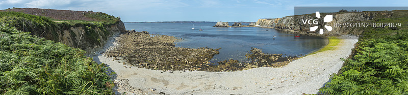 大西洋沿岸的鹅卵石海滩全景，位于法国布列塔尼菲尼斯泰尔省克罗宗半岛卡马雷图片素材