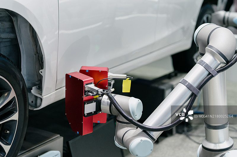 汽车工厂中工作的机器人手臂图片素材